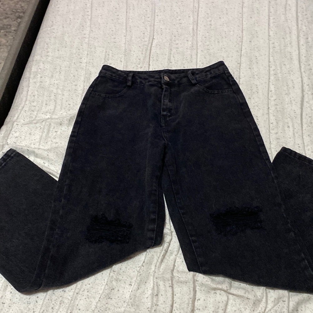 SHEIN (DAZY) straight leg ripped jeans on knees.